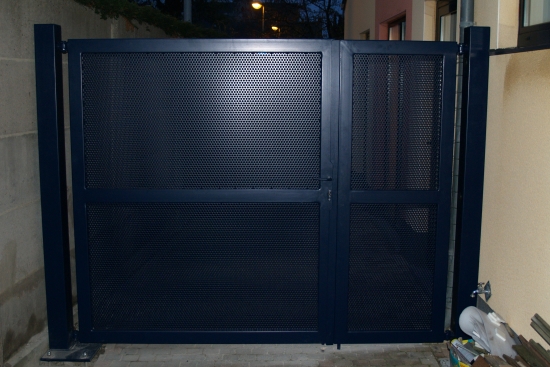 Steel mesh gate